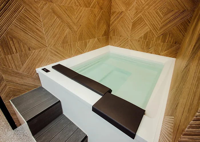 Hotel The Crown Boutique &